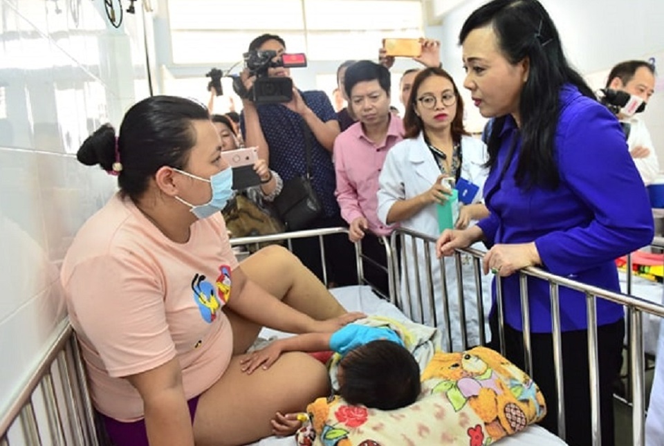Bộ trưởng Y tế: Dịch sởi bùng phát là do hậu quả của lỗ hổng miễn dịch từ nhiều đời cộng lại - 2 Bộ trưởng Y tế: Dịch sởi bùng phát là do hậu quả của lỗ hổng miễn dịch từ nhiều đời cộng lại - 2
