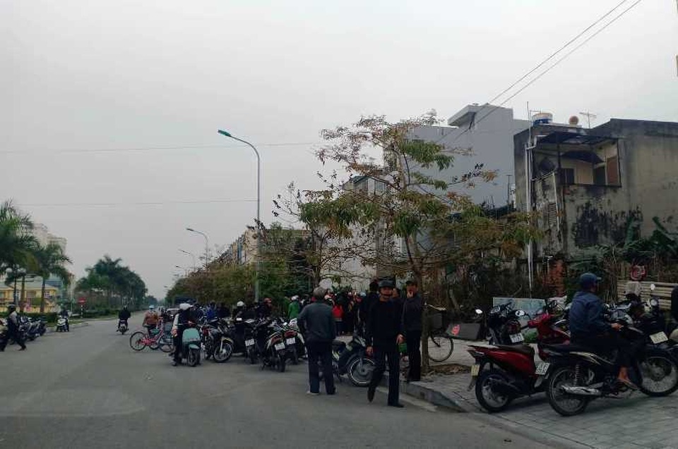 Người đàn ông gục chết trên vỉa hè - 1 Người đàn ông gục chết trên vỉa hè - 1