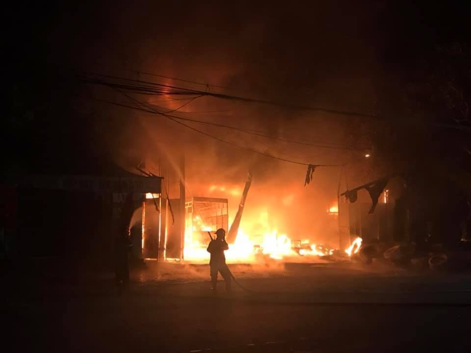 Xưởng ôtô bốc cháy trong đêm, 6 người may mắn chạy thoát thân - 2