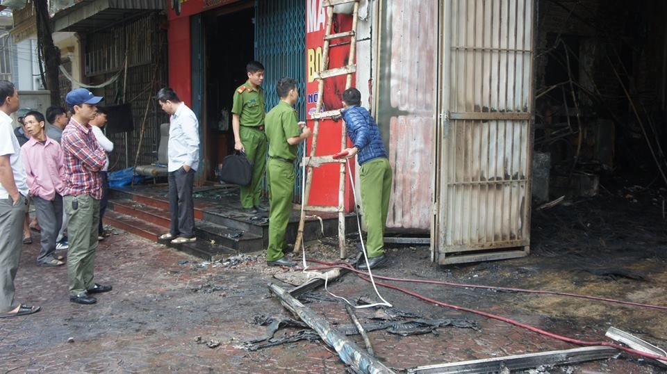 Xưởng ôtô bốc cháy trong đêm, 6 người may mắn chạy thoát thân - 4