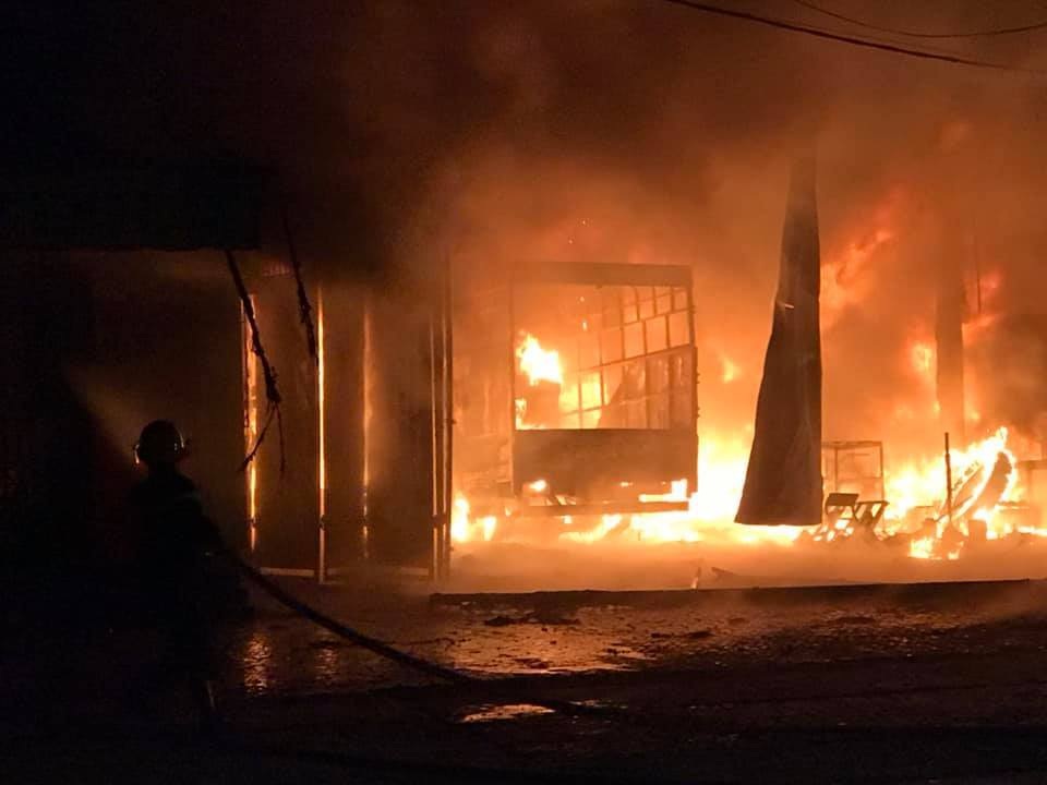 Xưởng ôtô bốc cháy trong đêm, 6 người may mắn chạy thoát thân - 1