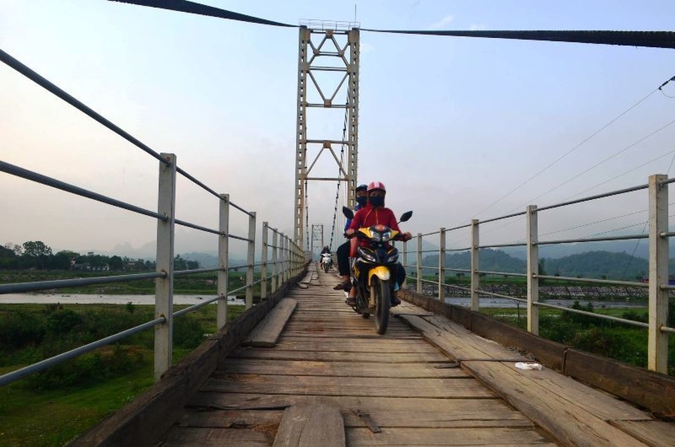 Ảm ảnh mỗi lần phải qua cây cầu treo rệu rã - 7 Ảm ảnh mỗi lần phải qua cây cầu treo rệu rã - 7