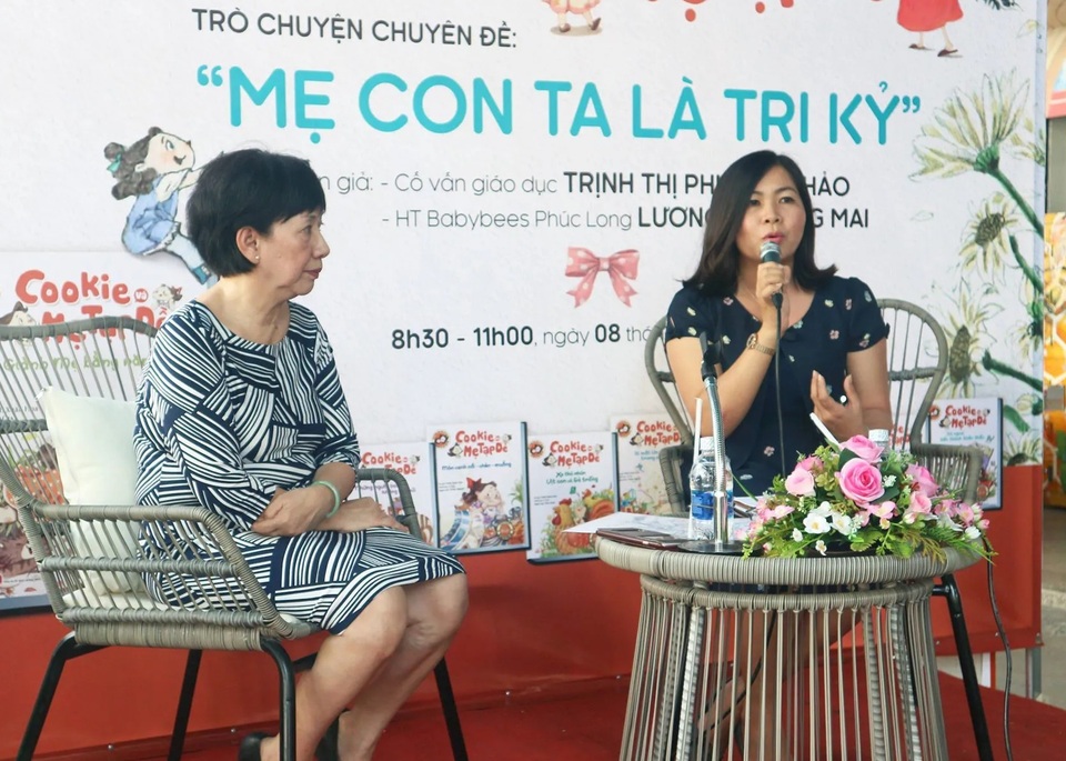 Cha mẹ đang đưa tay đẩy con ra xa mình - 1 Cha mẹ đang đưa tay đẩy con ra xa mình - 1