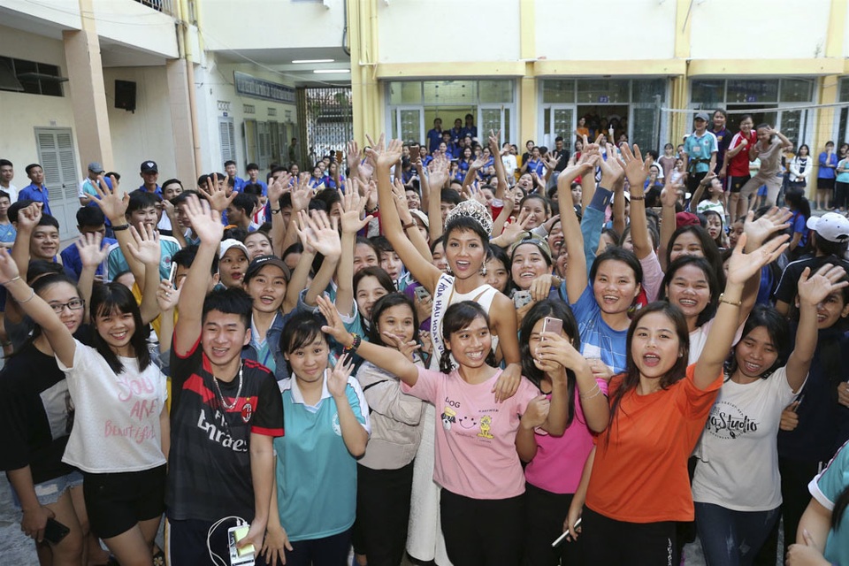 Điểm danh những mỹ nhân quyền lực nhất của showbiz Việt - 17 Điểm danh những mỹ nhân quyền lực nhất của showbiz Việt - 17