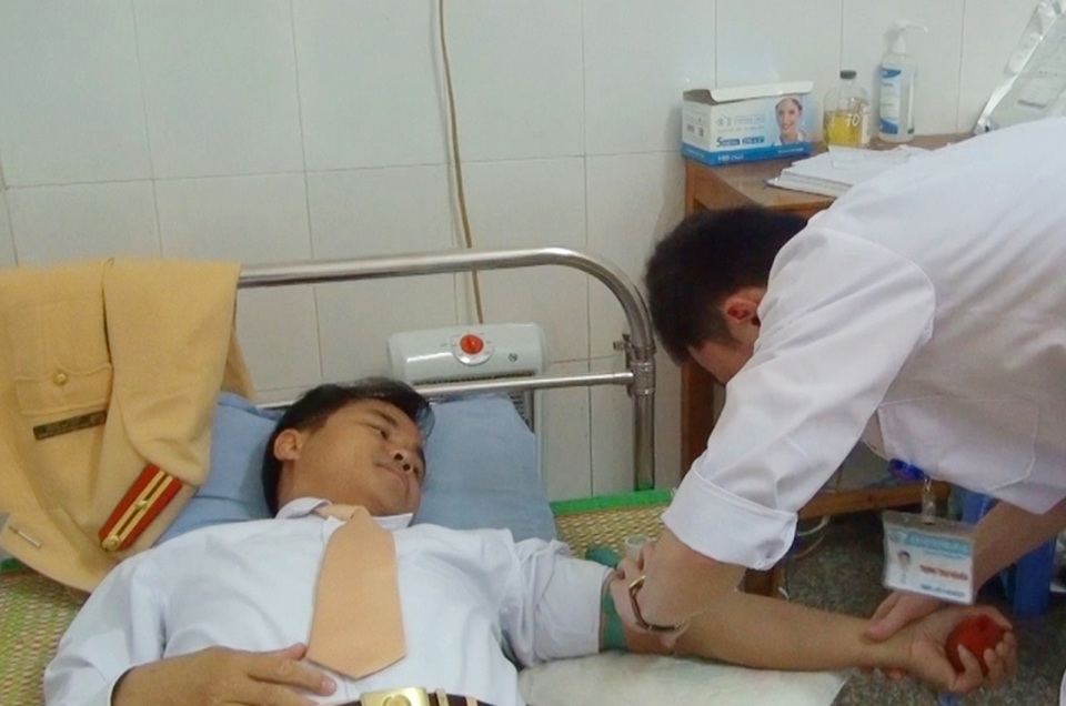 Thiếu tá công an hiến máu cứu nữ sinh lớp 10 - 1 Thiếu tá công an hiến máu cứu nữ sinh lớp 10 - 1