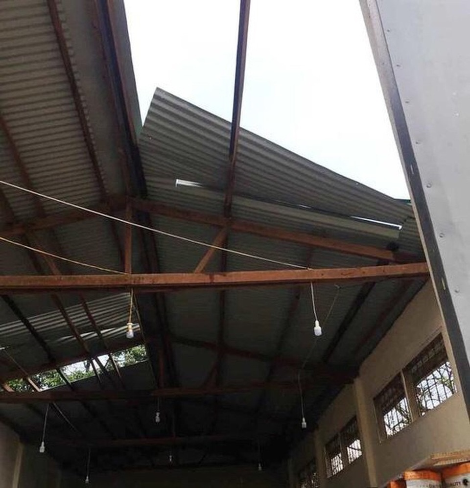 Lốc xoáy thổi tốc mái khu văn phòng UBND TP, nhiều tài liệu quan trọng nguy cơ hư hỏng - 1 Lốc xoáy thổi tốc mái khu văn phòng UBND TP, nhiều tài liệu quan trọng nguy cơ hư hỏng - 1