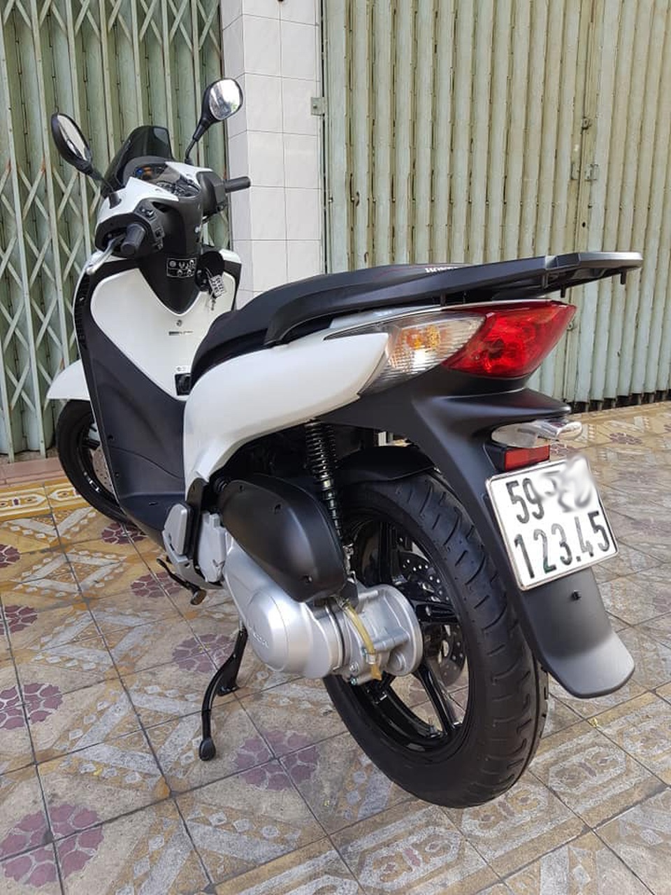 Chủ nhân tiết lộ lý do Honda SH bán giá 1,9 tỷ đồng - 4 Chủ nhân tiết lộ lý do Honda SH bán giá 1,9 tỷ đồng - 4