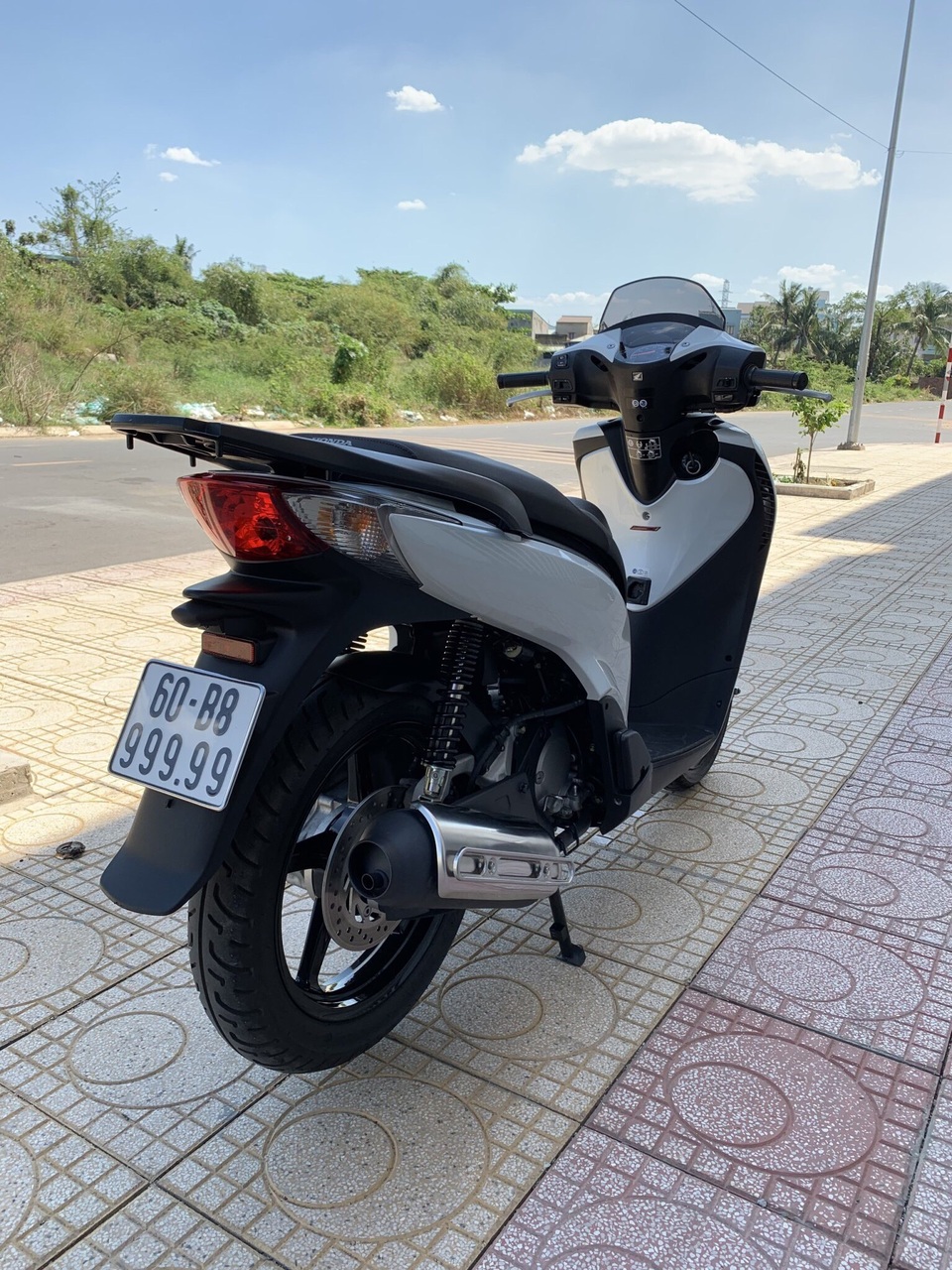 Chủ nhân tiết lộ lý do Honda SH bán giá 1,9 tỷ đồng - 5 Chủ nhân tiết lộ lý do Honda SH bán giá 1,9 tỷ đồng - 5
