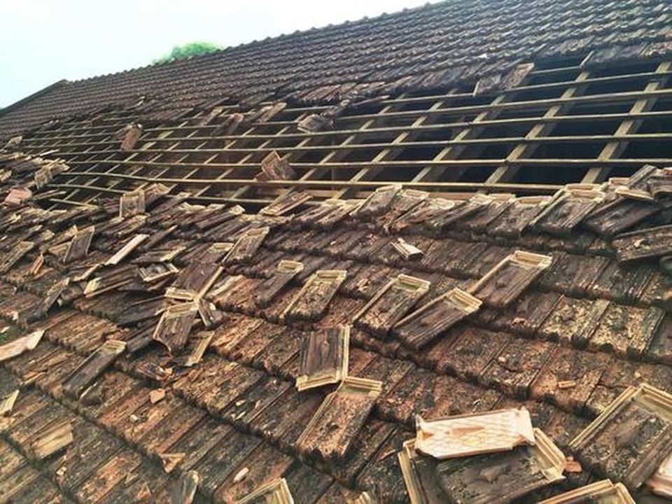 Lốc xoáy thổi tốc mái khu văn phòng UBND TP, nhiều tài liệu quan trọng nguy cơ hư hỏng - 2 Lốc xoáy thổi tốc mái khu văn phòng UBND TP, nhiều tài liệu quan trọng nguy cơ hư hỏng - 2