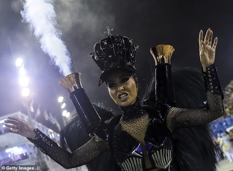 Thiên thần nội y mặc táo bạo dự lễ hội Rio Carnival - 10 Thiên thần nội y mặc táo bạo dự lễ hội Rio Carnival - 10