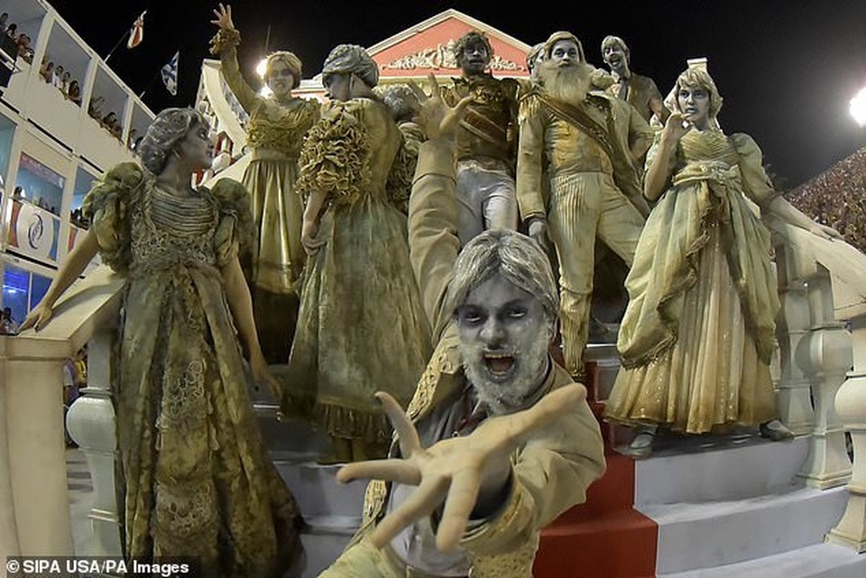 Thiên thần nội y mặc táo bạo dự lễ hội Rio Carnival - 12 Thiên thần nội y mặc táo bạo dự lễ hội Rio Carnival - 12
