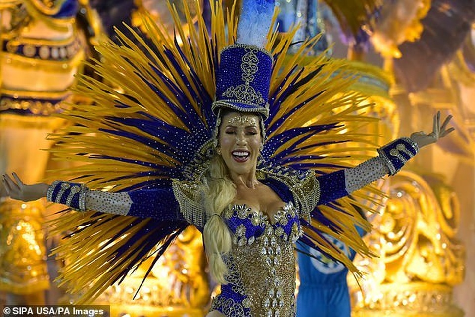 Thiên thần nội y mặc táo bạo dự lễ hội Rio Carnival - 13 Thiên thần nội y mặc táo bạo dự lễ hội Rio Carnival - 13