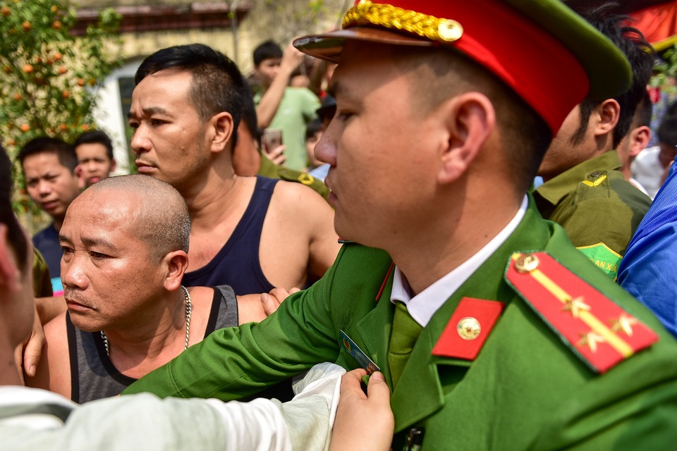 Thanh niên ẩu đả giành cây bông ở hội làng ngoại thành Hà Nội - 8