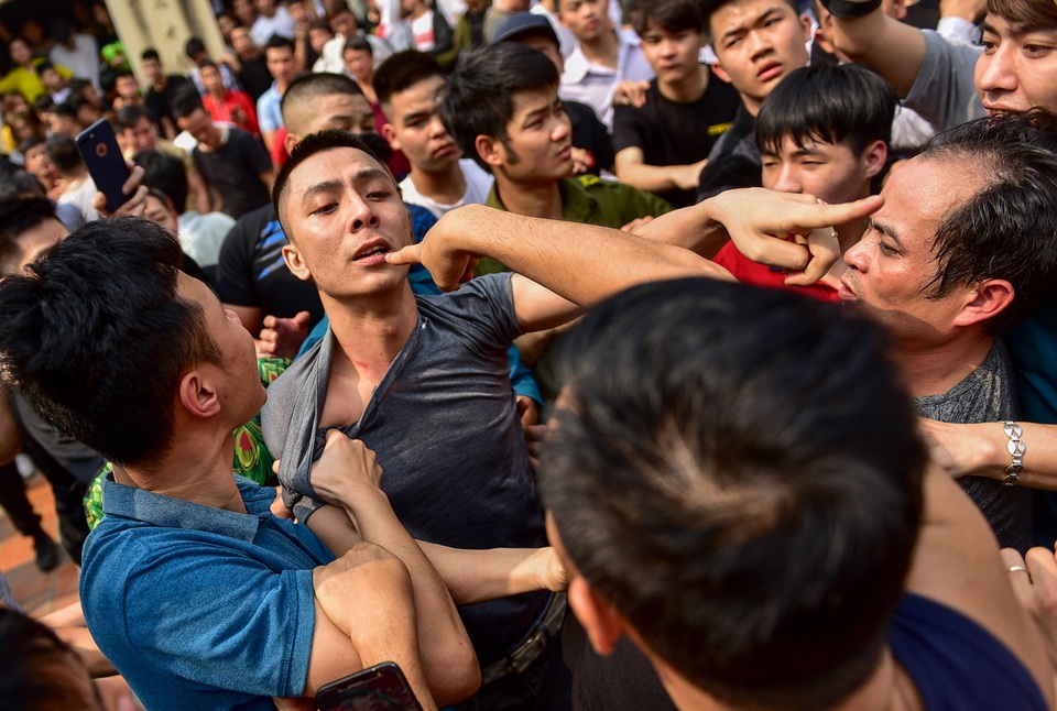 Thanh niên ẩu đả giành cây bông ở hội làng ngoại thành Hà Nội - 6