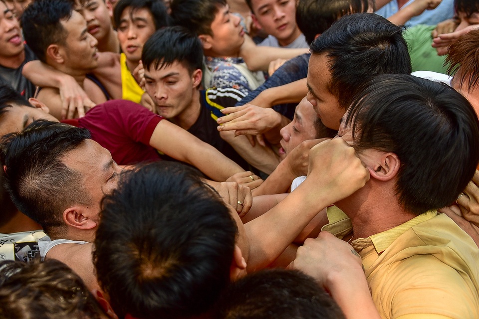 Thanh niên ẩu đả giành cây bông ở hội làng ngoại thành Hà Nội - 7