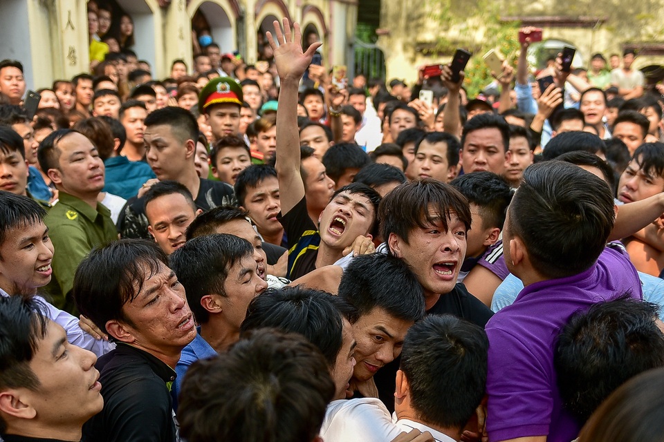 Thanh niên ẩu đả giành cây bông ở hội làng ngoại thành Hà Nội - 4