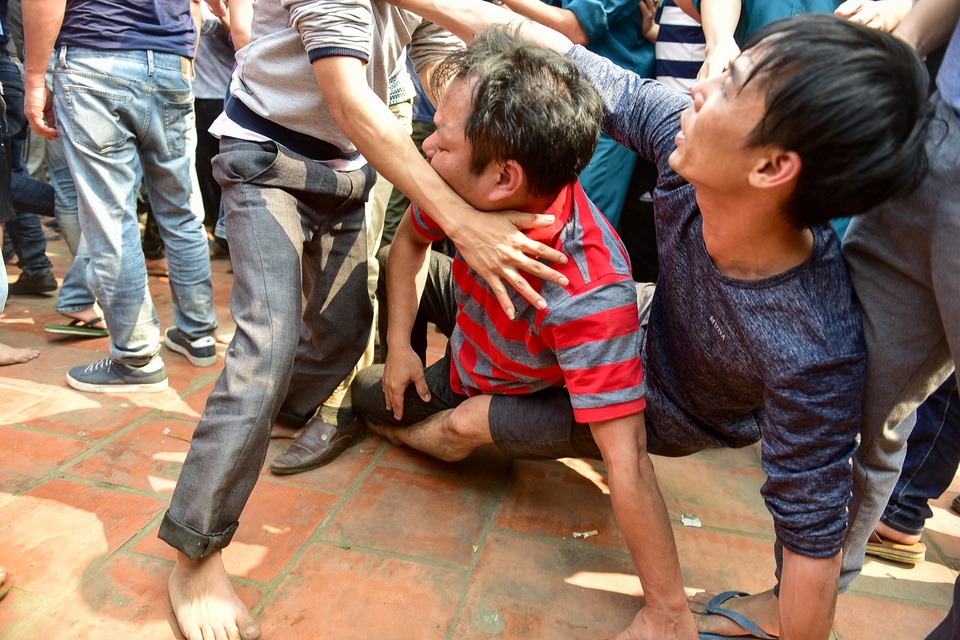 Thanh niên ẩu đả giành cây bông ở hội làng ngoại thành Hà Nội - 12