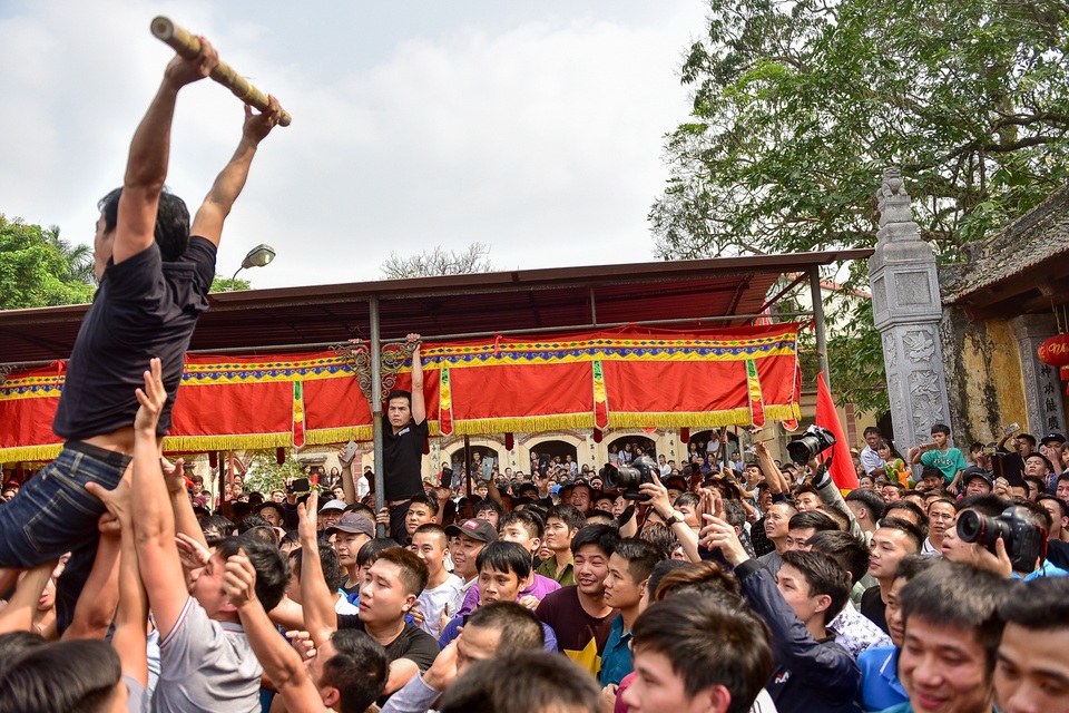 Thanh niên ẩu đả giành cây bông ở hội làng ngoại thành Hà Nội - 9