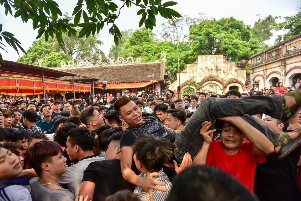 Thanh niên ẩu đả giành cây bông ở hội làng ngoại thành Hà Nội - 11