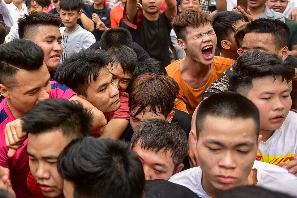 Thanh niên ẩu đả giành cây bông ở hội làng ngoại thành Hà Nội - 5