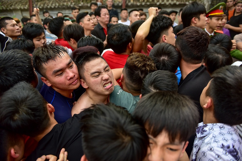 Thanh niên ẩu đả giành cây bông ở hội làng ngoại thành Hà Nội - 10