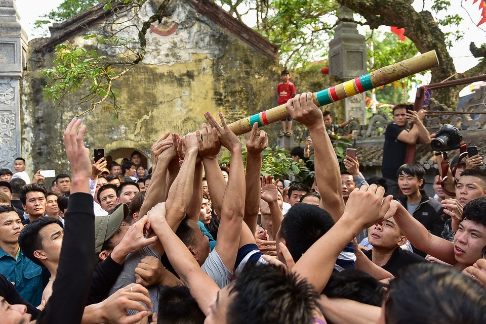 Thanh niên ẩu đả giành cây bông ở hội làng ngoại thành Hà Nội - 13