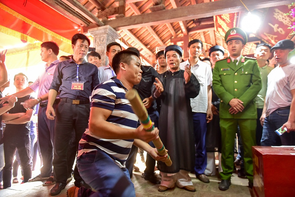 Thanh niên ẩu đả giành cây bông ở hội làng ngoại thành Hà Nội - 14