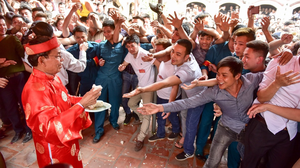 Thanh niên ẩu đả giành cây bông ở hội làng ngoại thành Hà Nội - 2