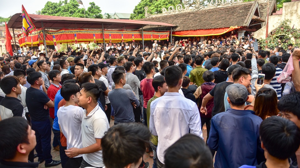 Thanh niên ẩu đả giành cây bông ở hội làng ngoại thành Hà Nội - 1