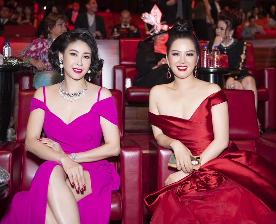 Hai Hoa hậu Đinh Hiền Anh, Hà Kiều Anh cùng đọ dáng toả sắc - 2 Hai Hoa hậu Đinh Hiền Anh, Hà Kiều Anh cùng đọ dáng toả sắc - 2