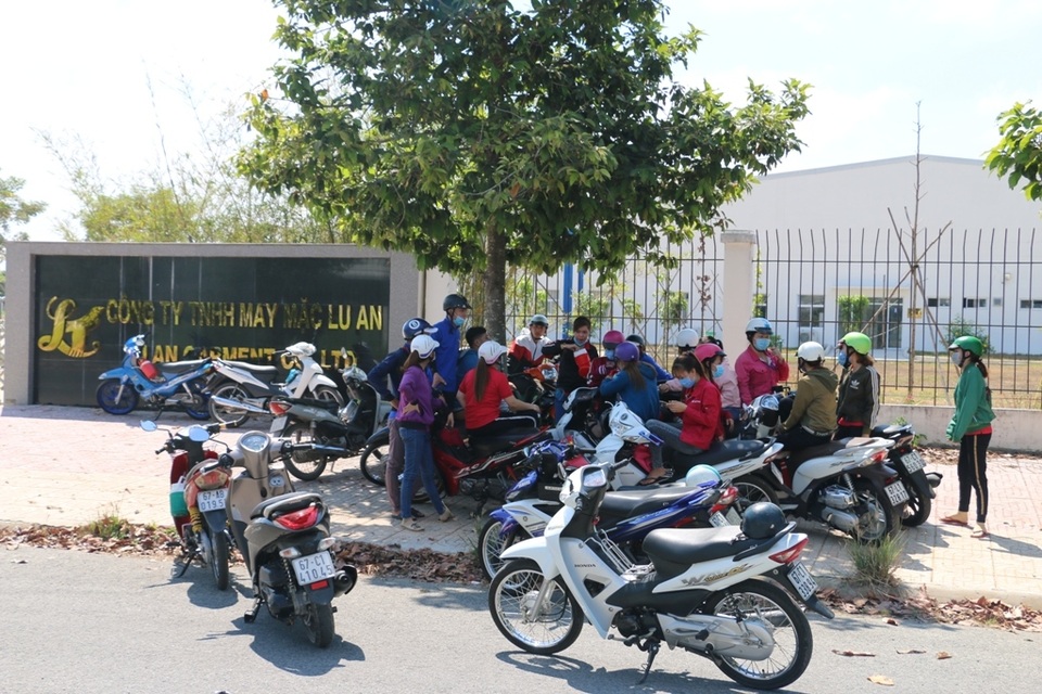 Hơn 1.300 công nhân phản đối việc trừ tiền thành tích vì đi vệ sinh, uống nước quá giờ... - 1 Hơn 1.300 công nhân phản đối việc trừ tiền thành tích vì đi vệ sinh, uống nước quá giờ... - 1