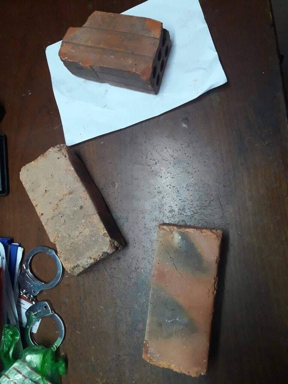 Bắt giữ 2 đối tượng ném gạch vào công an đang làm nhiệm vụ - 2