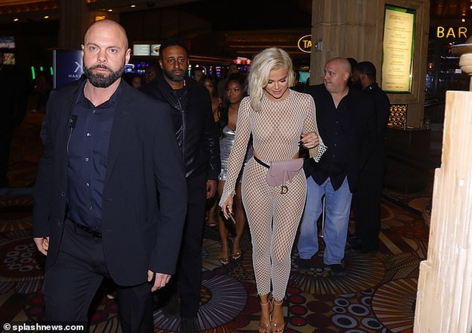 Khloe Kardashian diện trang phục lưới táo bạo - 7 Khloe Kardashian diện trang phục lưới táo bạo - 7