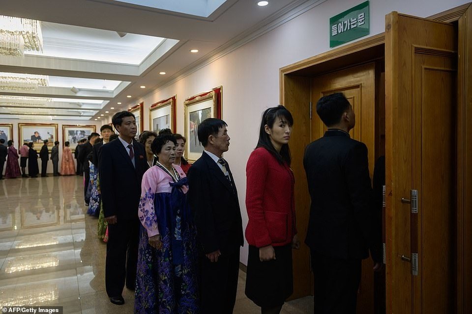 Ông Kim Jong-un cùng hàng triệu người Triều Tiên nô nức đi bầu cử - 13 Ông Kim Jong-un cùng hàng triệu người Triều Tiên nô nức đi bầu cử - 13