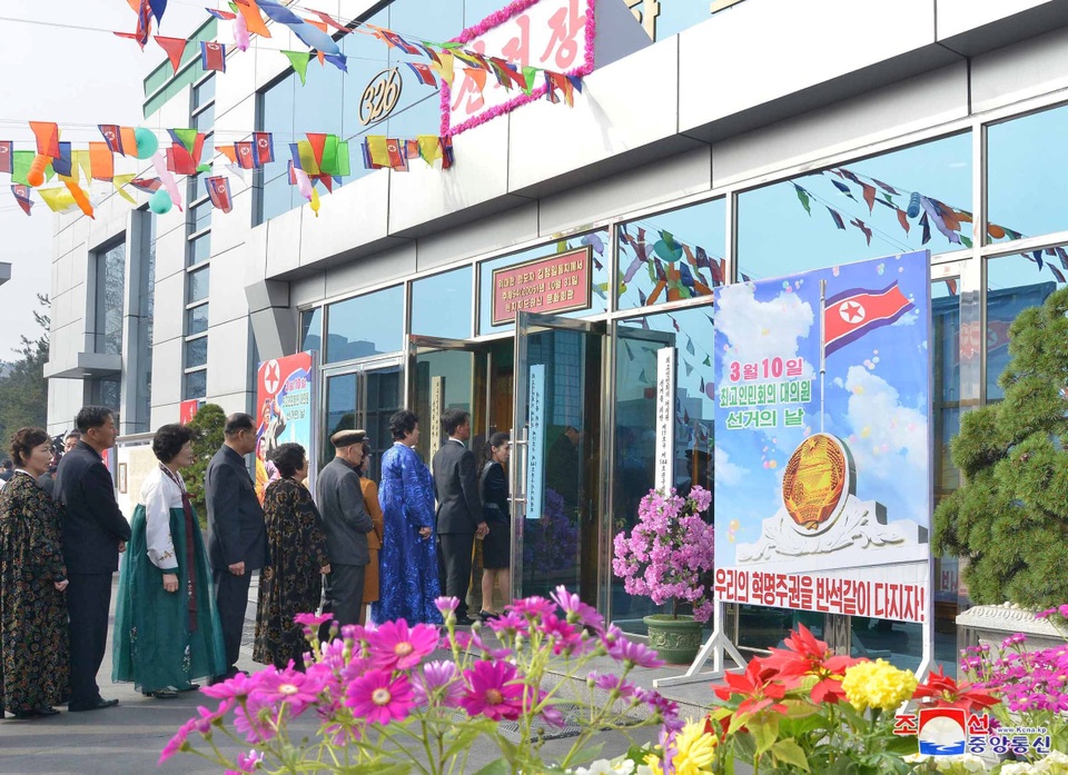 Ông Kim Jong-un cùng hàng triệu người Triều Tiên nô nức đi bầu cử - 2 Ông Kim Jong-un cùng hàng triệu người Triều Tiên nô nức đi bầu cử - 2