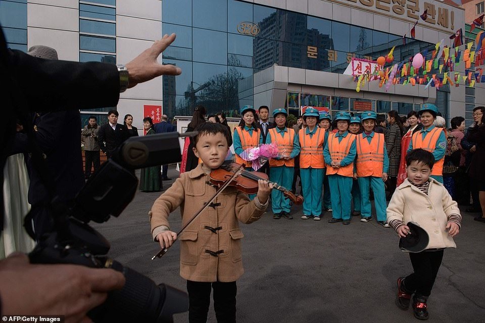 Ông Kim Jong-un cùng hàng triệu người Triều Tiên nô nức đi bầu cử - 9 Ông Kim Jong-un cùng hàng triệu người Triều Tiên nô nức đi bầu cử - 9