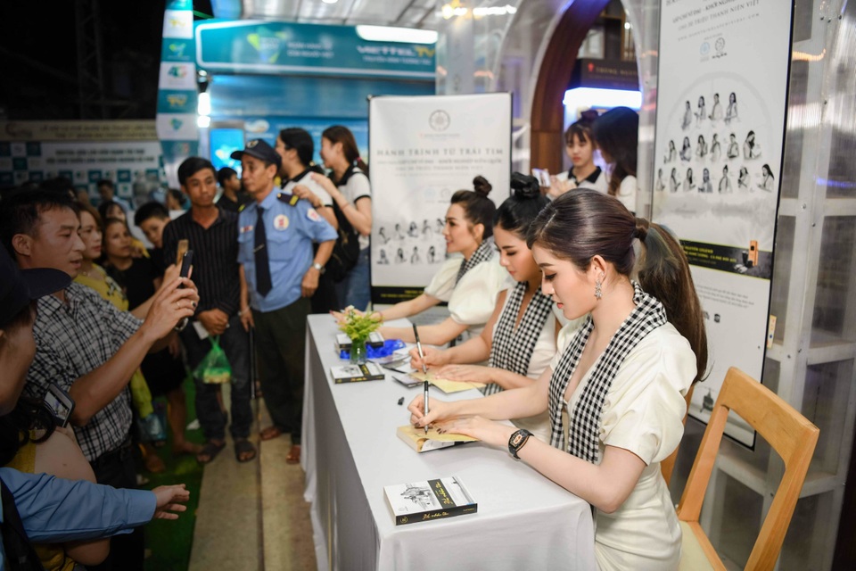 Ngọc Hân, Huyền My, Lệ Hằng bị vây kín trong Lễ hội cà phê Buôn Mê Thuột - 5 Ngọc Hân, Huyền My, Lệ Hằng bị vây kín trong Lễ hội cà phê Buôn Mê Thuột - 5