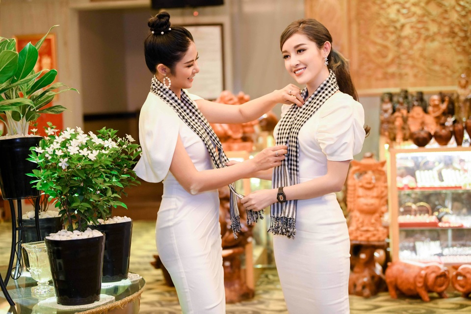 Ngọc Hân, Huyền My, Lệ Hằng bị vây kín trong Lễ hội cà phê Buôn Mê Thuột - 3 Ngọc Hân, Huyền My, Lệ Hằng bị vây kín trong Lễ hội cà phê Buôn Mê Thuột - 3