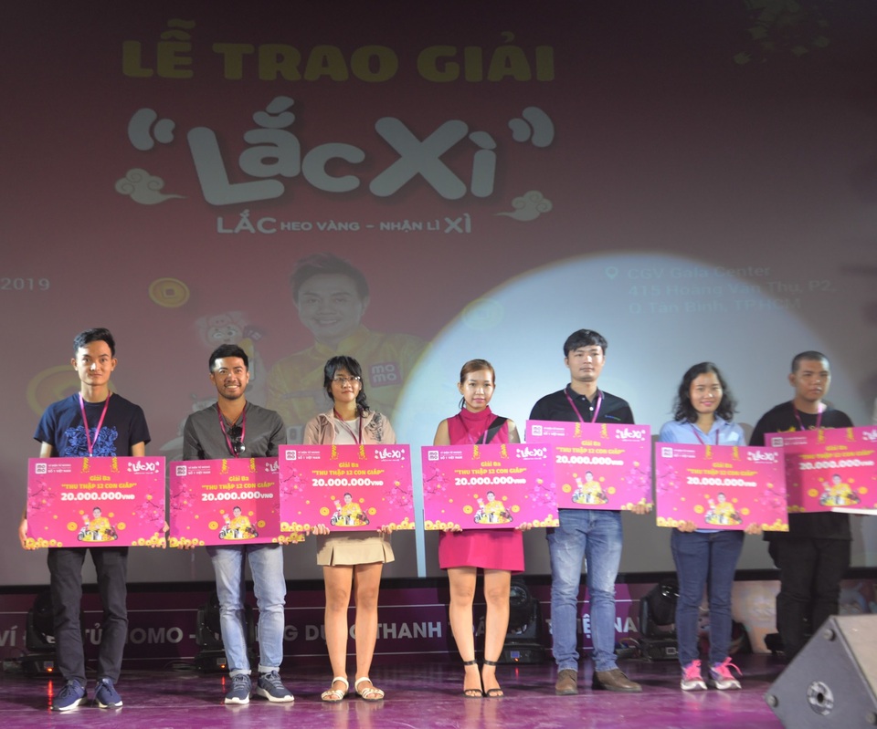 Người dùng Ví MoMo vượt nghìn cây số đến nhận thưởng Lắc Xì - 2 Người dùng Ví MoMo vượt nghìn cây số đến nhận thưởng Lắc Xì - 2