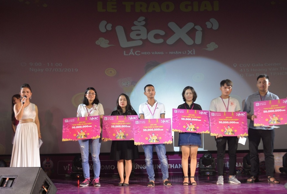 Người dùng Ví MoMo vượt nghìn cây số đến nhận thưởng Lắc Xì - 5 Người dùng Ví MoMo vượt nghìn cây số đến nhận thưởng Lắc Xì - 5