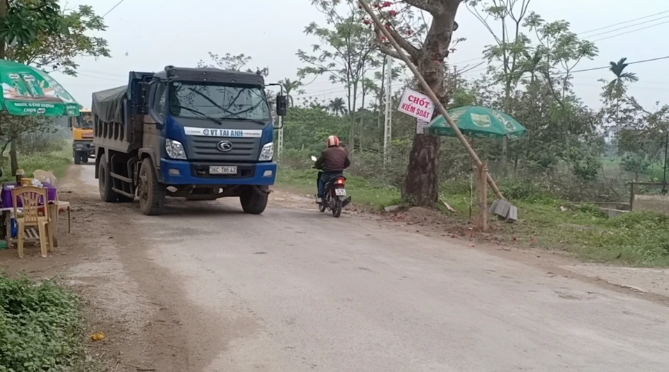 Thanh Hóa: Bệnh tả lợn châu Phi lan nhanh, cán bộ đánh bài ở chốt kiểm dịch - 2