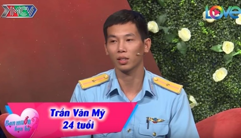 Bị đốn tim trước giọng hát, thiếu nữ chủ động thơm má sĩ quan Phòng không - 2 Bị đốn tim trước giọng hát, thiếu nữ chủ động thơm má sĩ quan Phòng không - 2