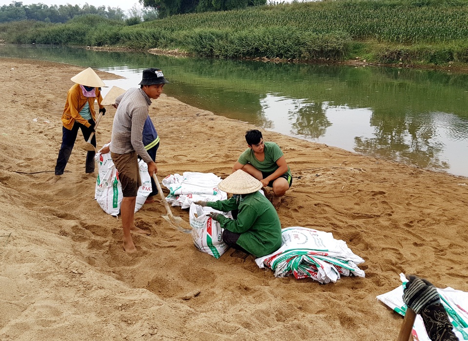 Đắp đập tạm ngăn sông Quảng Huế