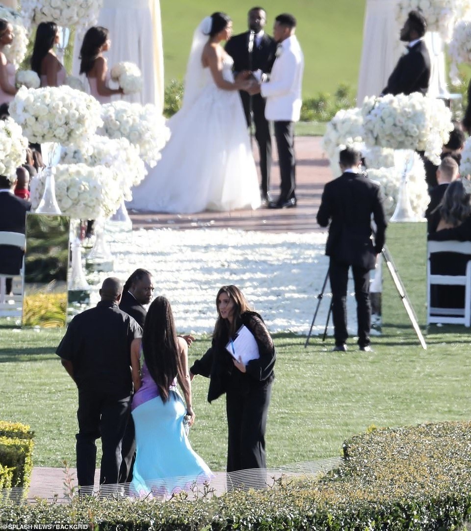 Kim Kardashian gợi cảm đi dự đám cưới bạn - 3 Kim Kardashian gợi cảm đi dự đám cưới bạn - 3