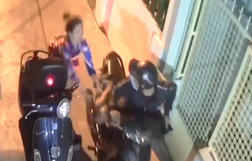 Tên cướp đạp ngã nạn nhân, dùng hung khí tấn công cảnh sát hình sự - 2