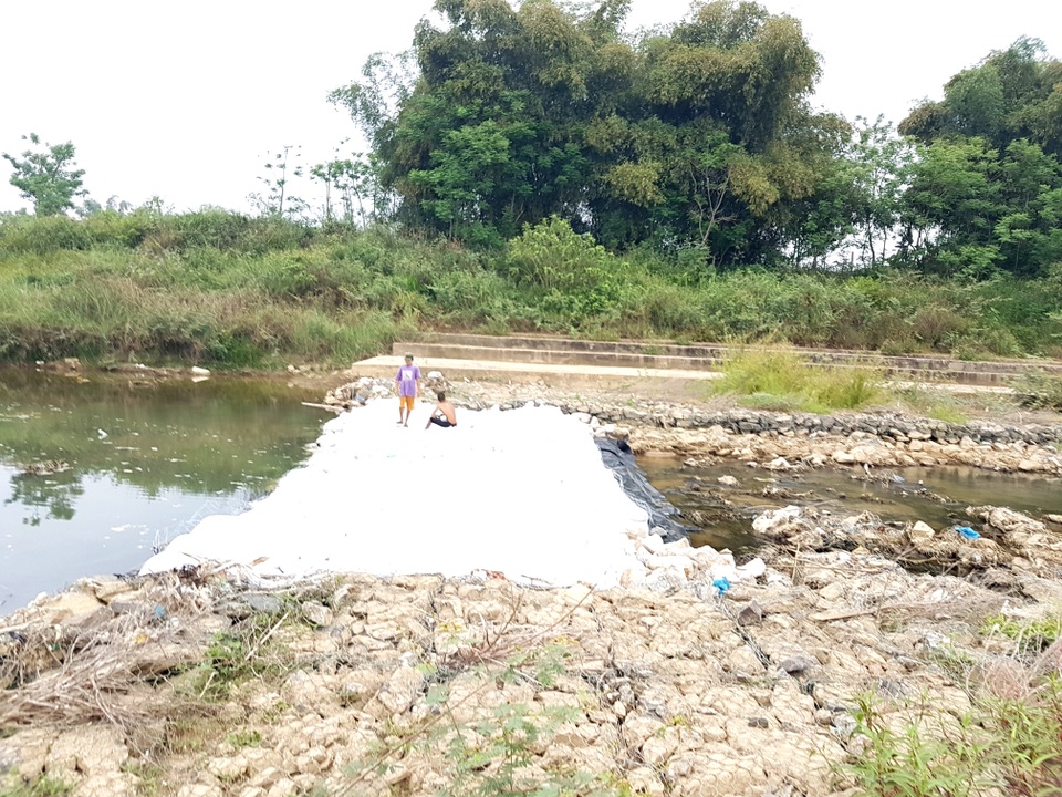 Đắp đập tạm ngăn sông Quảng Huế