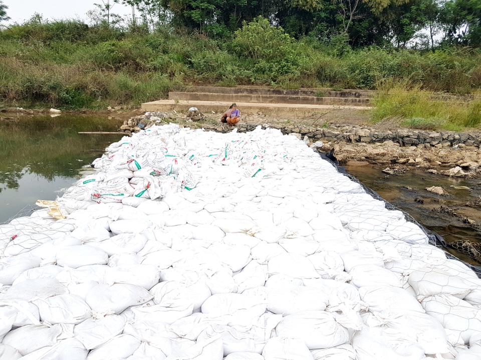 Đắp đập tạm ngăn sông Quảng Huế