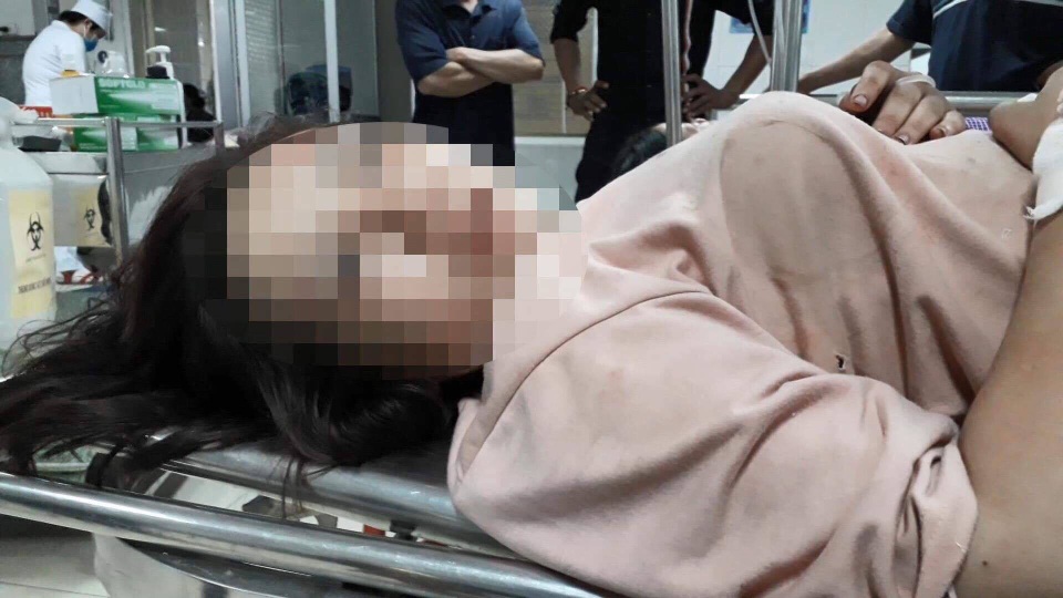 Nữ sinh bị 2 tên cướp kéo lê hàng chục mét dưới đường - 2 Nữ sinh bị 2 tên cướp kéo lê hàng chục mét dưới đường - 2