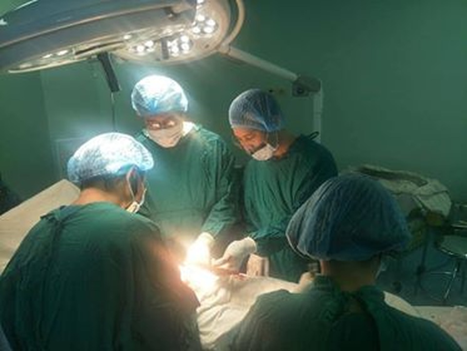 Nhập viện nguy kịch với thanh gỗ ghim chặt trong bụng - 1 Nhập viện nguy kịch với thanh gỗ ghim chặt trong bụng - 1