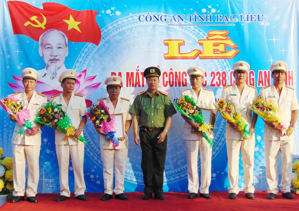 Công an Bạc Liêu ra mắt lực lượng phản ứng nhanh - 1 Công an Bạc Liêu ra mắt lực lượng phản ứng nhanh - 1
